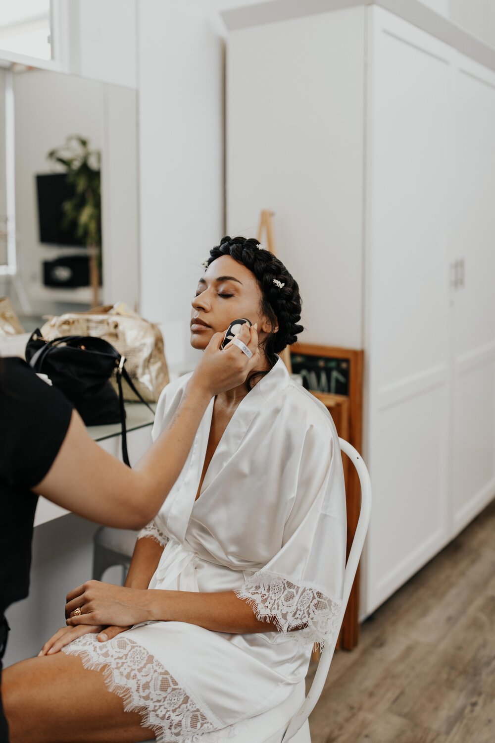  Top tips for beautiful getting ready photos by Hilary Kao Photo. This blog post includes wedding details, bridal fashion, wedding tips, bridal portraits. Book your Los Angeles wedding and browse the blog for more inspiration #photography #weddingplanning #weddingtips #weddingphotography #LosAngelesphotographer 