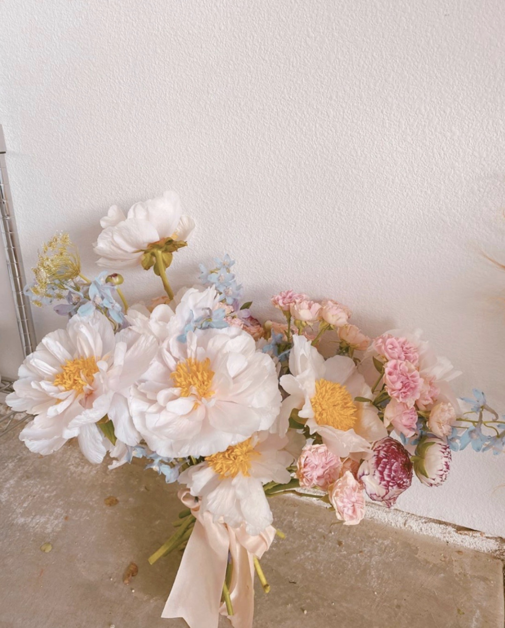 Tips for picking your wedding florals by Hilary Kao Photo. This blog post includes wedding details, bridal fashion, wedding tips, bridal portraits. Book your Los Angeles wedding and browse the blog for more inspiration #photography #weddingplanning #weddingtips #weddingphotography #LosAngelesphotographer