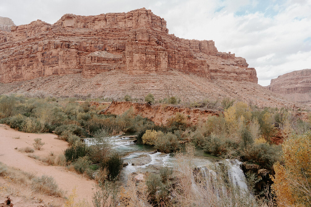 Backpacking in Havasupai, Grand Canyon by Hilary Kao Photo. Including hiking photos, couples session inspiration, nature photography and outdoor photography inspiration. 